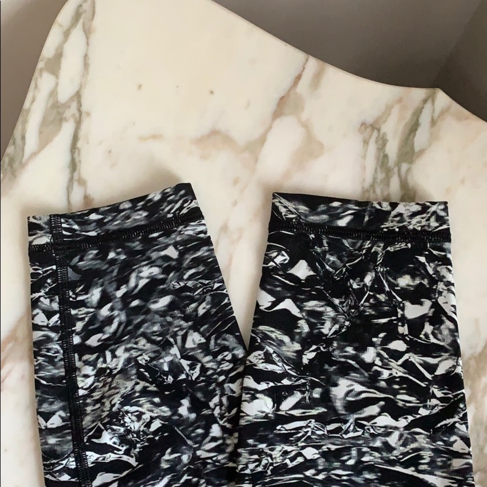 Lululemon wunder under - liquid platinum - EUC - Picture 3 of 6
